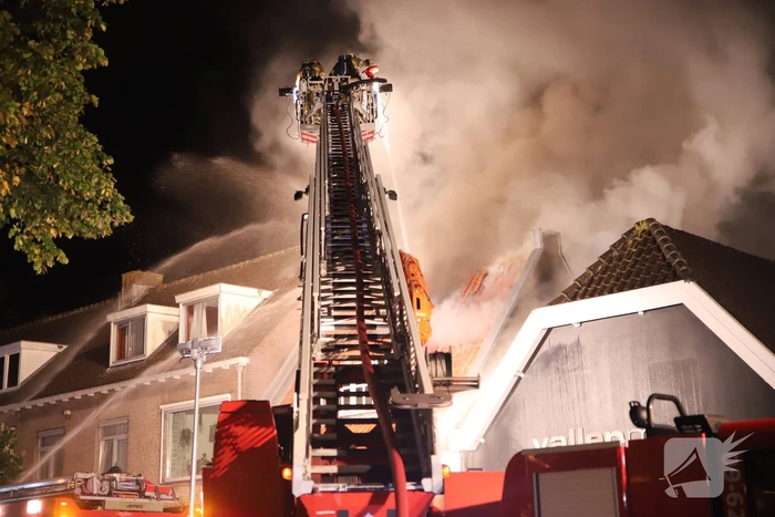 Grote uitslaande brand in cafetaria