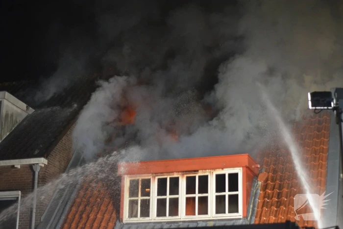 Grote uitslaande brand in cafetaria