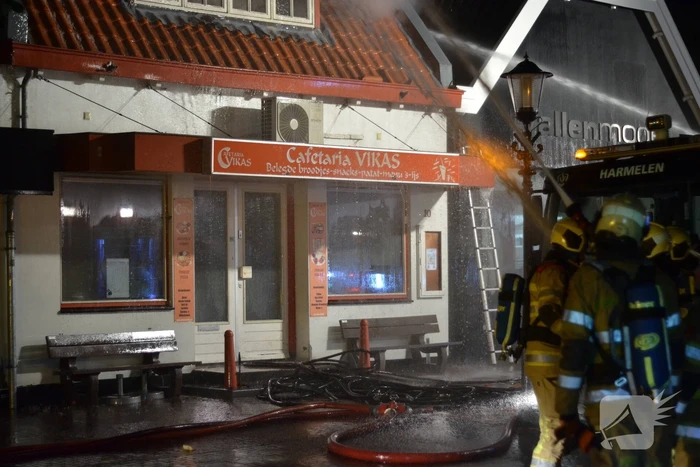 Grote uitslaande brand in cafetaria
