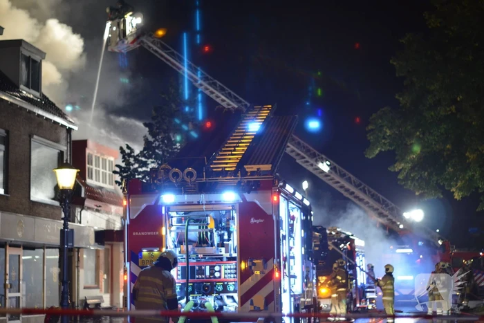 Grote uitslaande brand in cafetaria
