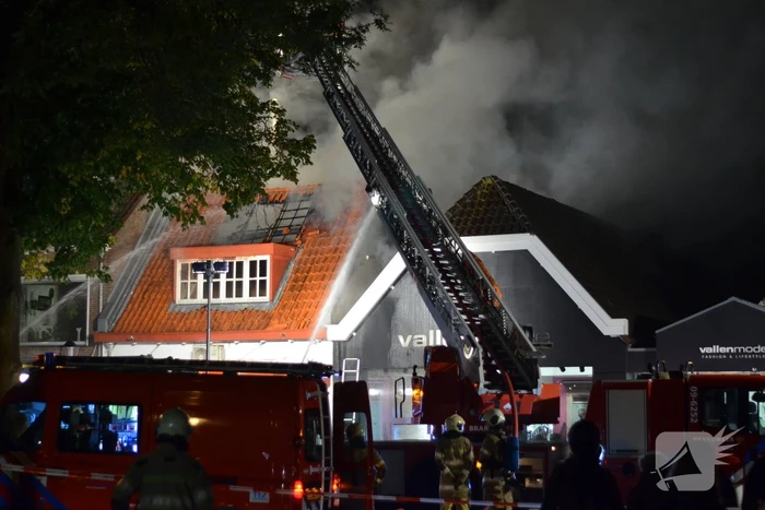 Grote uitslaande brand in cafetaria