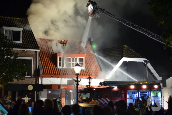Grote uitslaande brand in cafetaria