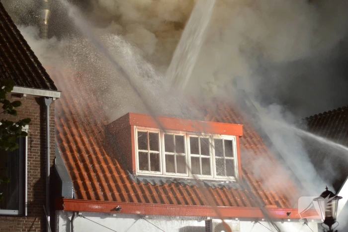 Grote uitslaande brand in cafetaria