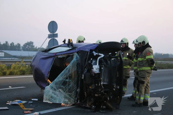 Auto belandt op zijn kant op snelweg