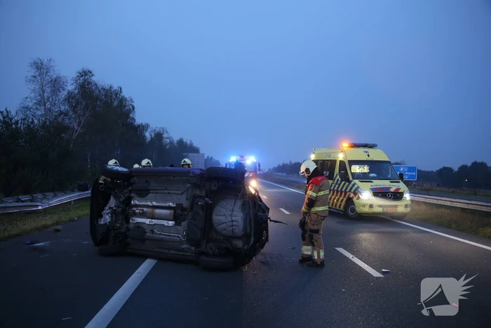 Auto belandt op zijn kant op snelweg