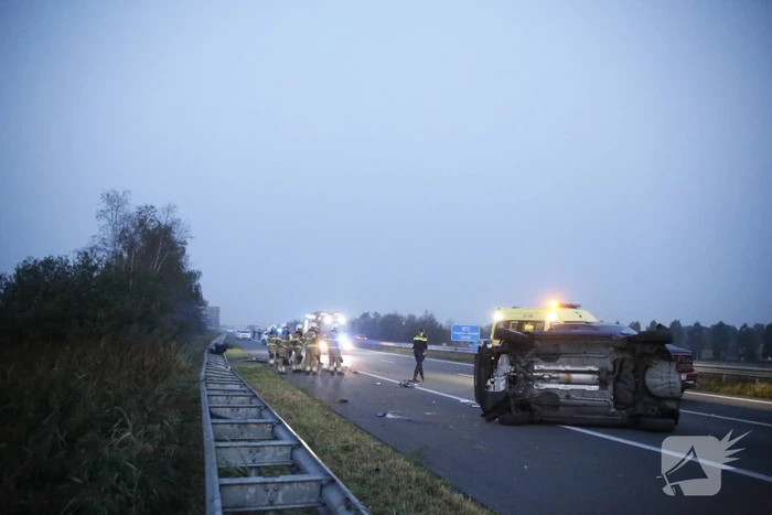 Auto belandt op zijn kant op snelweg