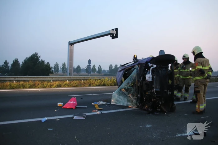 Auto belandt op zijn kant op snelweg