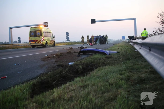Auto belandt op zijn kant op snelweg