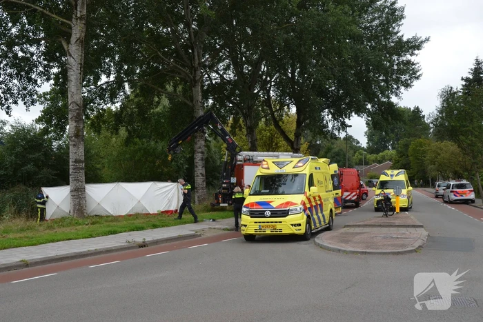 Auto belandt in het water