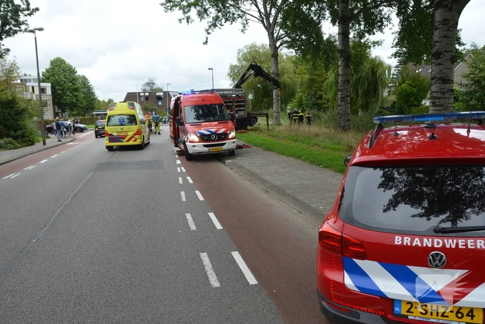 Auto belandt in het water
