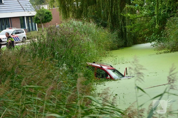 Auto belandt in het water