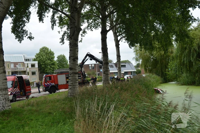 Auto belandt in het water