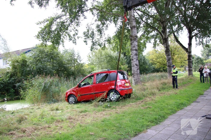 Auto belandt in het water