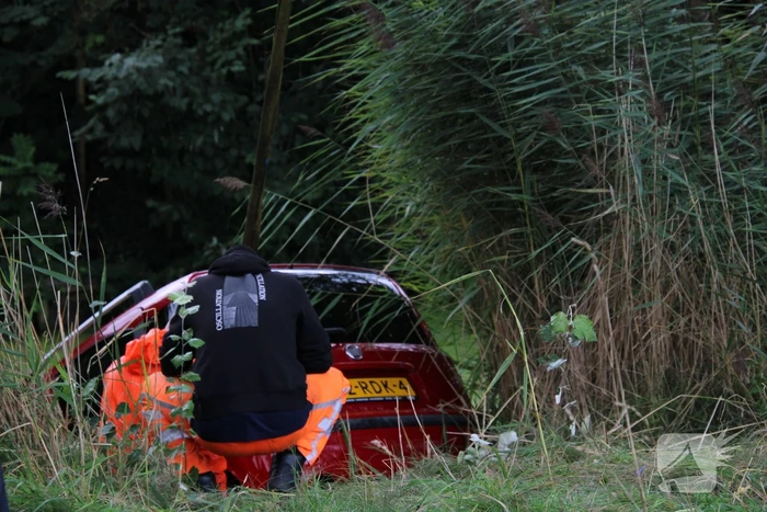 Auto belandt in het water