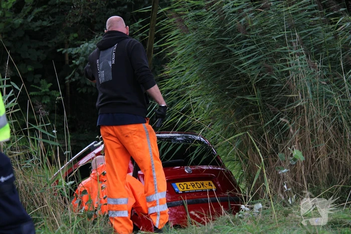 Auto belandt in het water