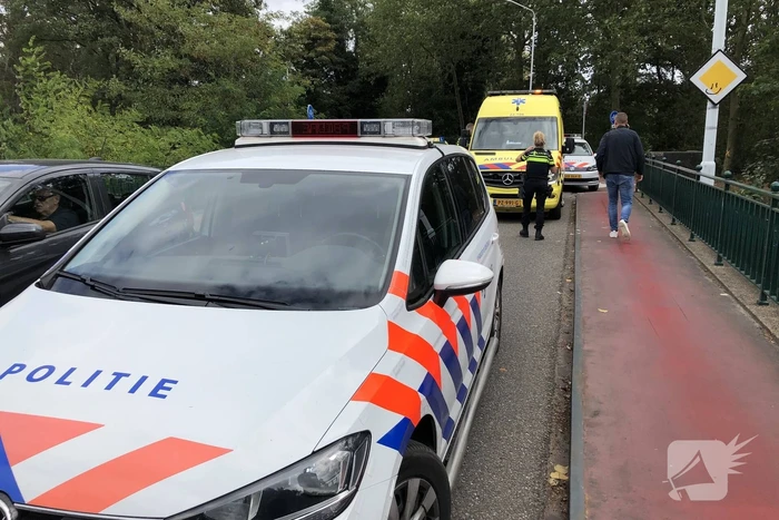 Automobilist knalt tegen vangrail en belandt tegen boom