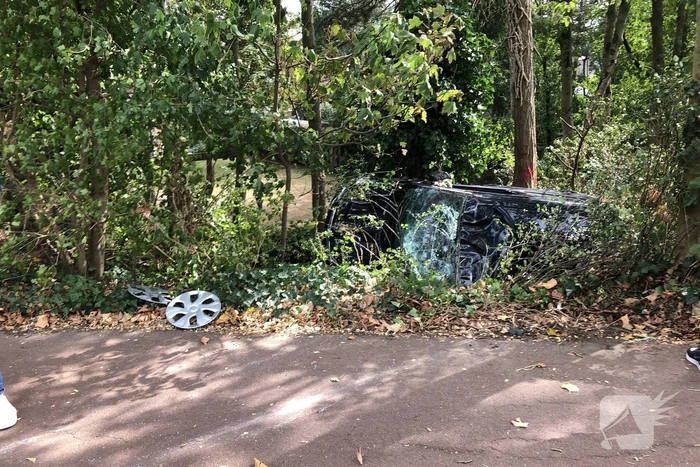 Automobilist knalt tegen vangrail en belandt tegen boom