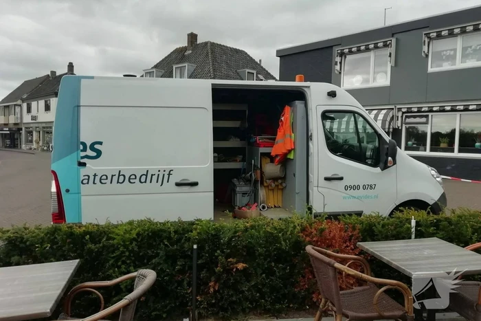 Straat opengebroken door gesprongen waterleiding