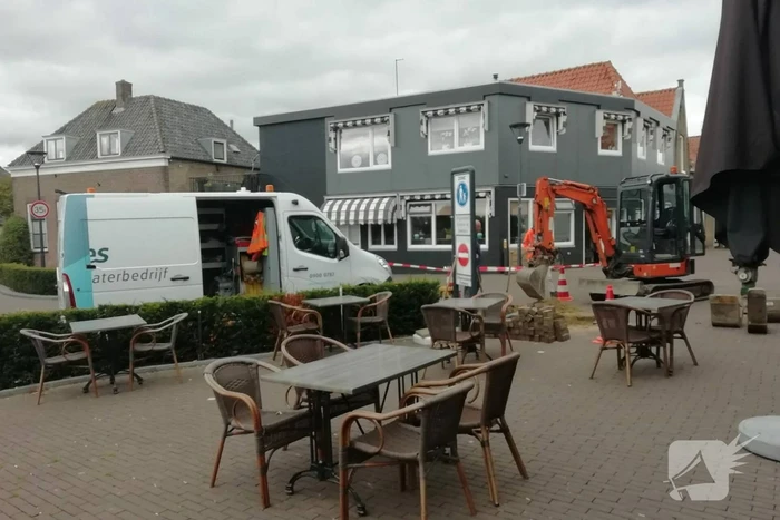 Straat opengebroken door gesprongen waterleiding