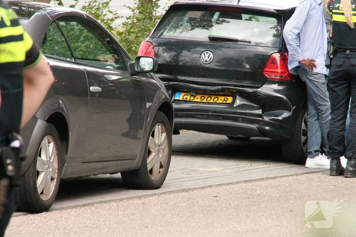 Blikschade bij botsing tussen drie auto's