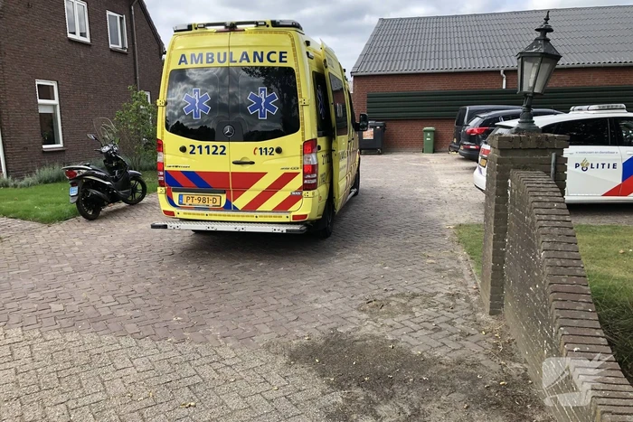Brommerrijder botst op stilstaande bestelbus met aanhanger
