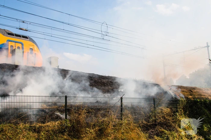 Veel rook bij brand in berm langs spoor