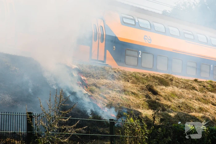 Veel rook bij brand in berm langs spoor