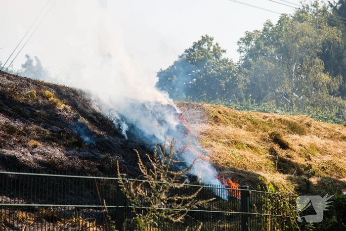 Veel rook bij brand in berm langs spoor
