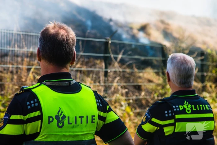 Veel rook bij brand in berm langs spoor