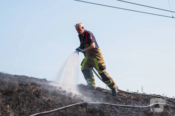 Veel rook bij brand in berm langs spoor