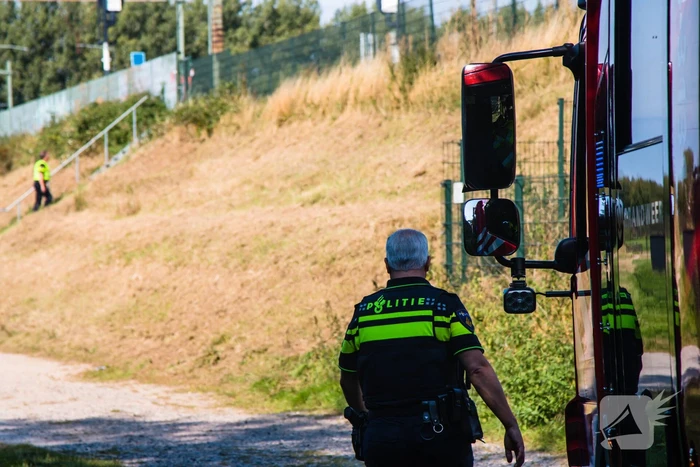 Veel rook bij brand in berm langs spoor