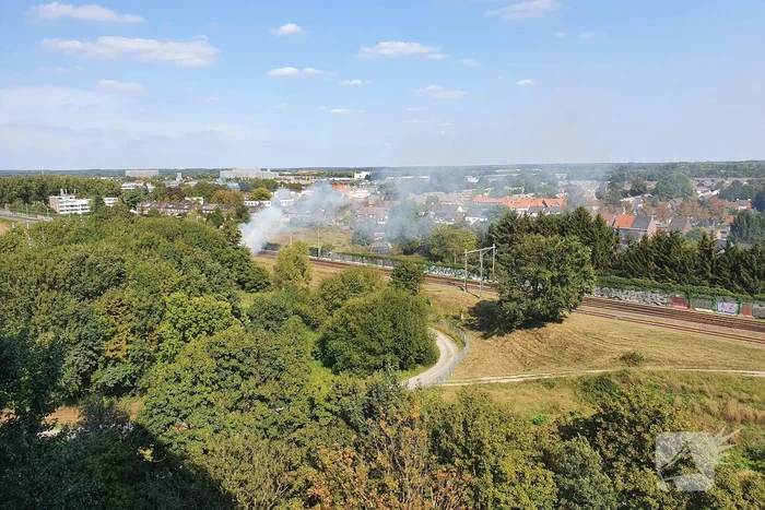 Veel rook bij brand in berm langs spoor