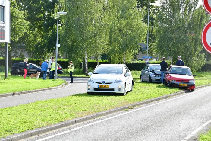 Drie auto's flink beschadigd bij aanrijding
