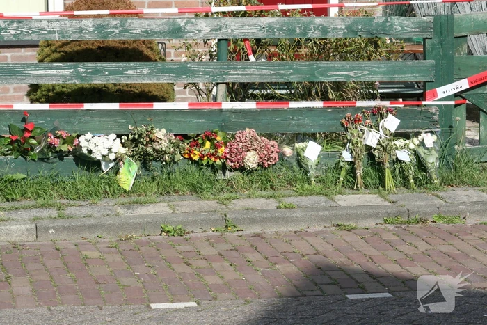 Bloemen neergelegd bij woning omgekomen vrouw (58)