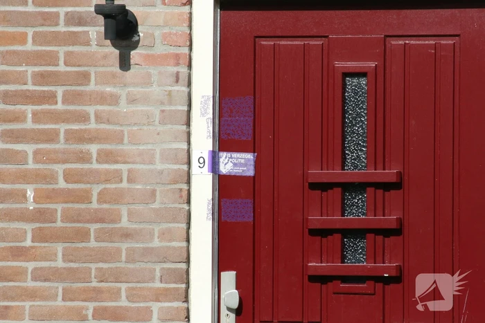 Bloemen neergelegd bij woning omgekomen vrouw (58)