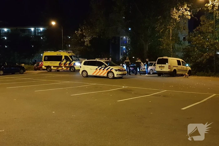 Persoon gewond op parkeerplaats
