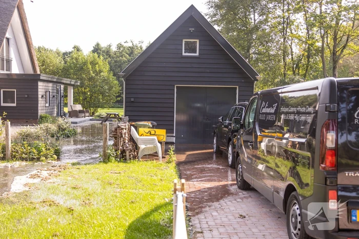 Tuin compleet onder water na leidingbreuk