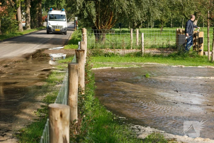 Tuin compleet onder water na leidingbreuk