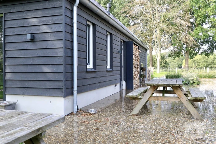 Tuin compleet onder water na leidingbreuk