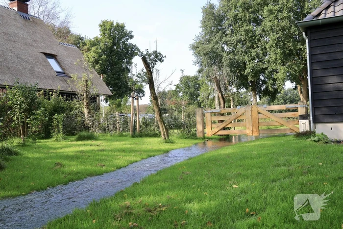 Tuin compleet onder water na leidingbreuk