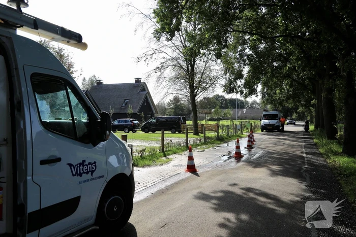 Tuin compleet onder water na leidingbreuk