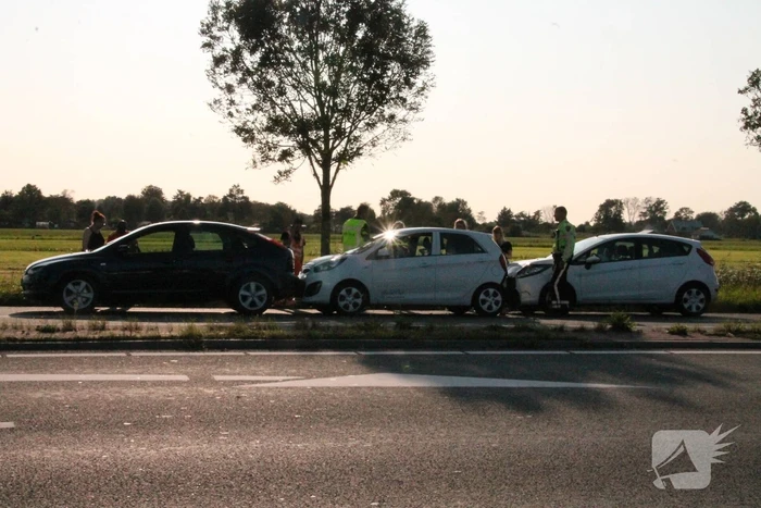 Forse schade na aanrijding met drie auto's