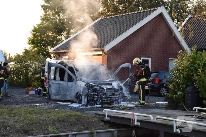 Bestelbus van installatiebedrijf brandt uit
