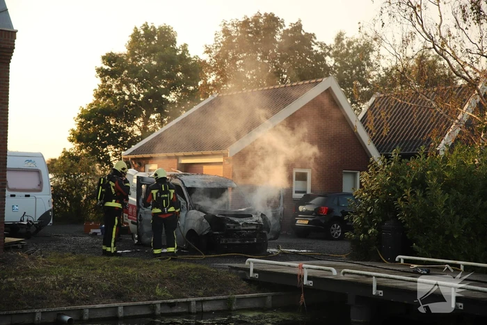 Bestelbus van installatiebedrijf brandt uit