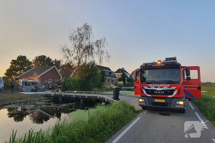 Bestelbus van installatiebedrijf brandt uit