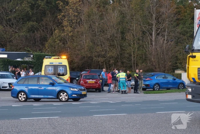 Twee auto's botsen op kruising door voorrangsfout