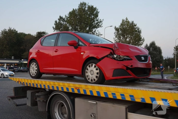 Twee auto's botsen op kruising door voorrangsfout
