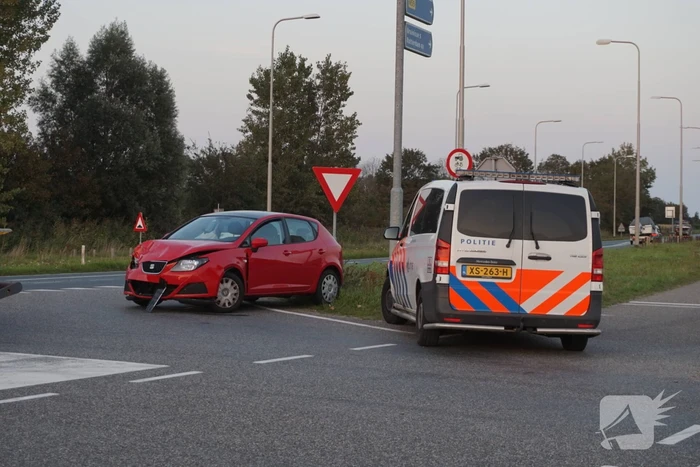 Twee auto's botsen op kruising door voorrangsfout