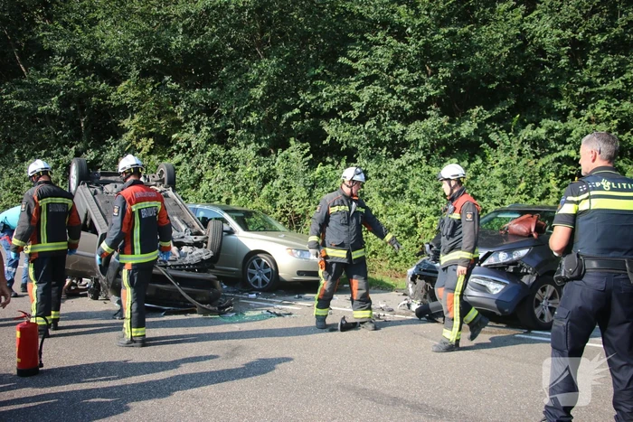 Auto slaat over de kop na botsing