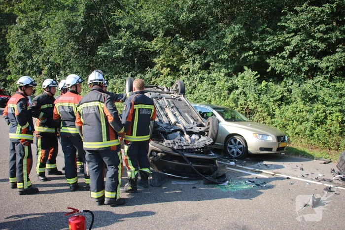 Auto slaat over de kop na botsing
